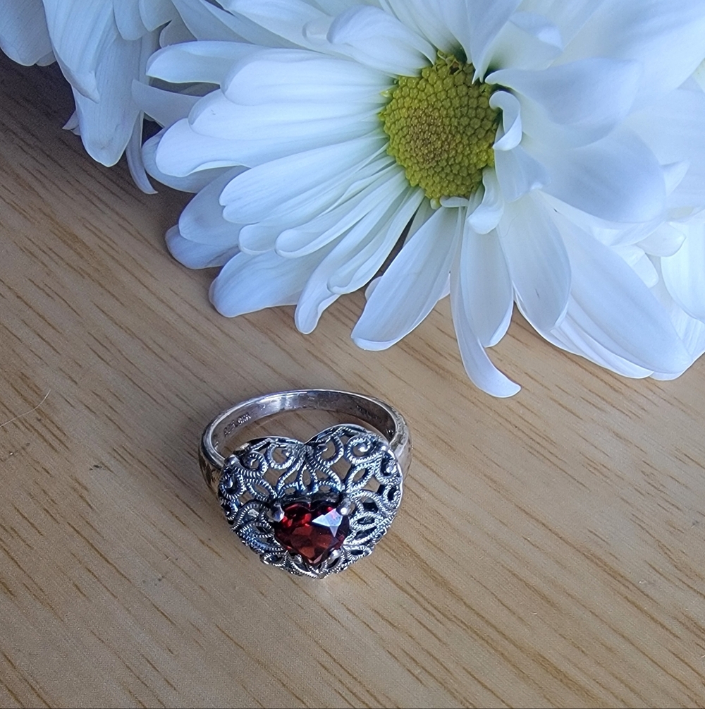 925 Vintage Filigree Heart-Shaped Silver Ring w/ Genuine Garnet Gemstone. Size 9
